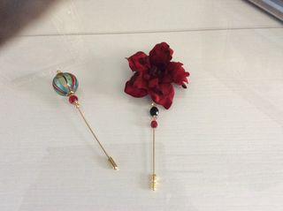 Broches aguja flor y abalorios. AMIGO INVISIBLE