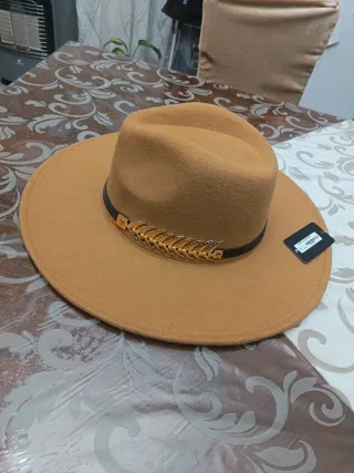 Cappello feltro beige con decorazione foglia oro