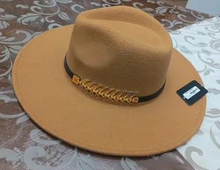 Cappello feltro beige con decorazione foglia oro