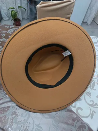 Cappello feltro beige con decorazione foglia oro