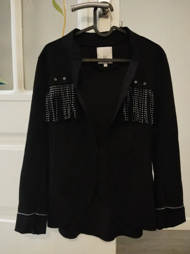 Chaqueta de vestir negra con pedrería