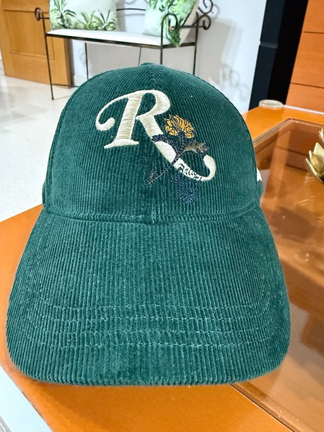 Gorra de pana verde con bordado