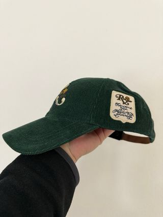 Gorra de pana verde con bordado