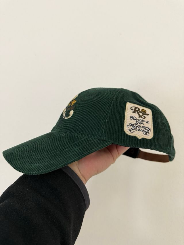 Gorra de pana verde con bordado