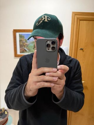 Gorra de pana verde con bordado