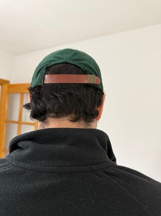Gorra de pana verde con bordado