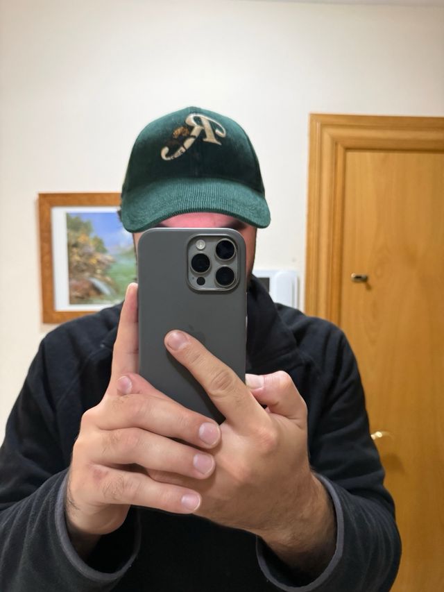 Gorra de pana verde con bordado
