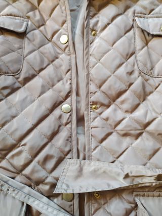 Chaqueta acolchada beige con cinturón