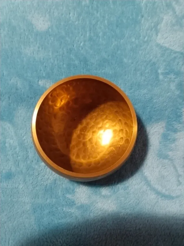 Cuenco decorativo dorado con palo y soporte