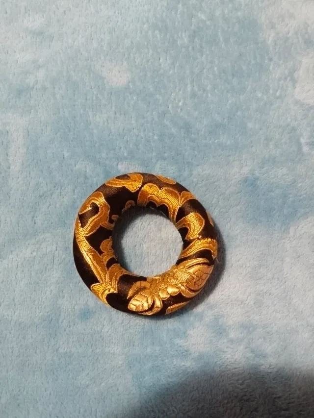 Cuenco decorativo dorado con palo y soporte