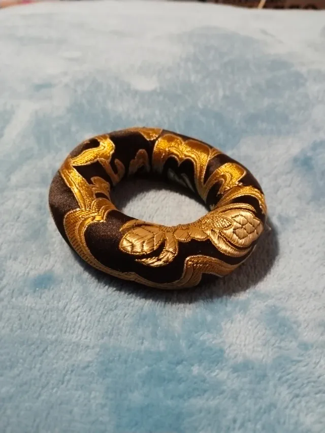 Cuenco decorativo dorado con palo y soporte