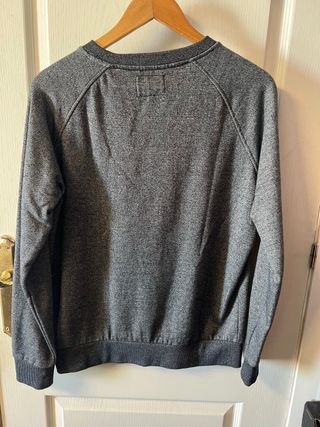 Sudadera gris con estampado de ciervos