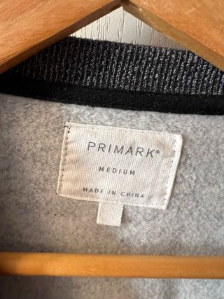 Sudadera gris con estampado de ciervos