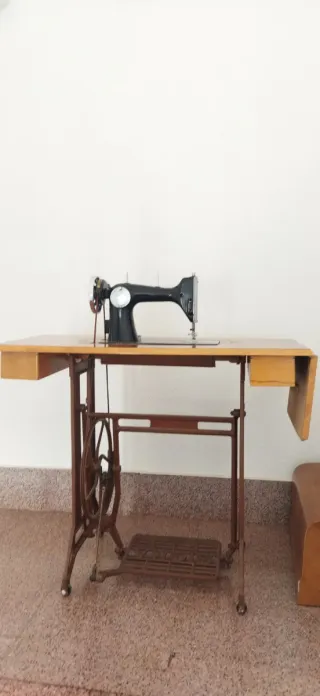 Máquina de coser antigua de mesa