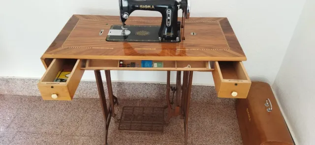 Máquina de coser antigua de mesa