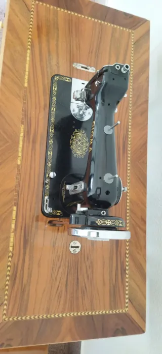 Máquina de coser antigua de mesa