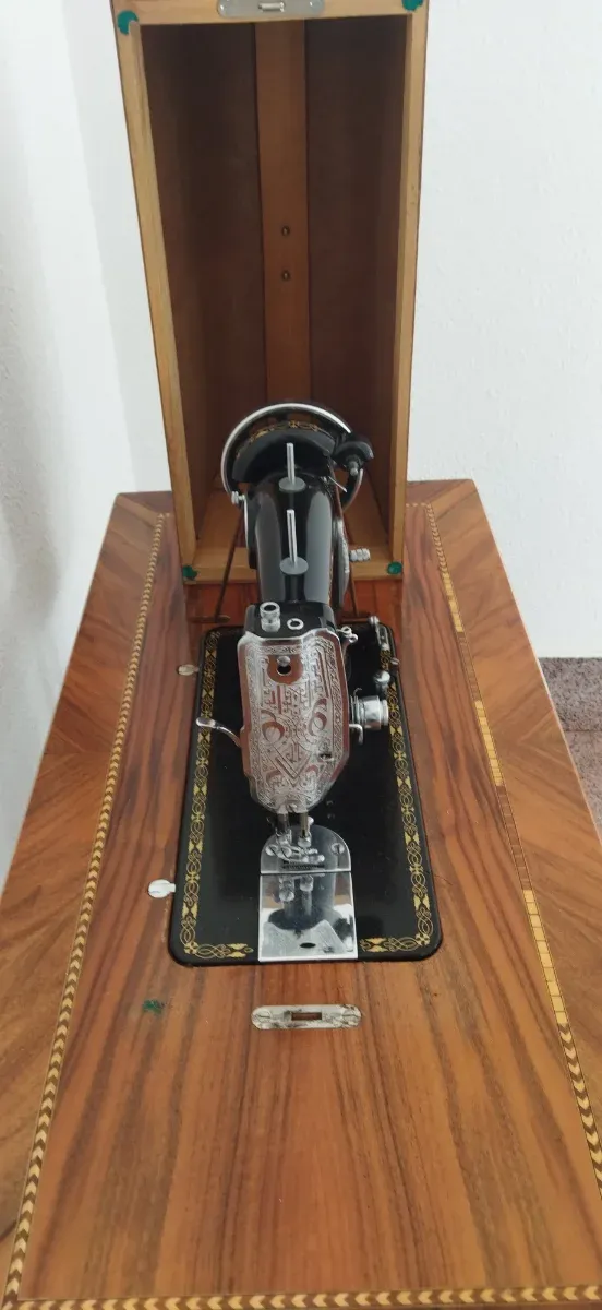 Máquina de coser antigua de mesa
