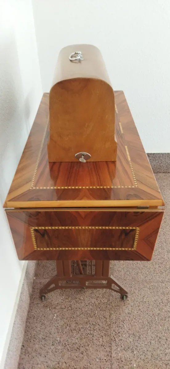 Máquina de coser antigua de mesa