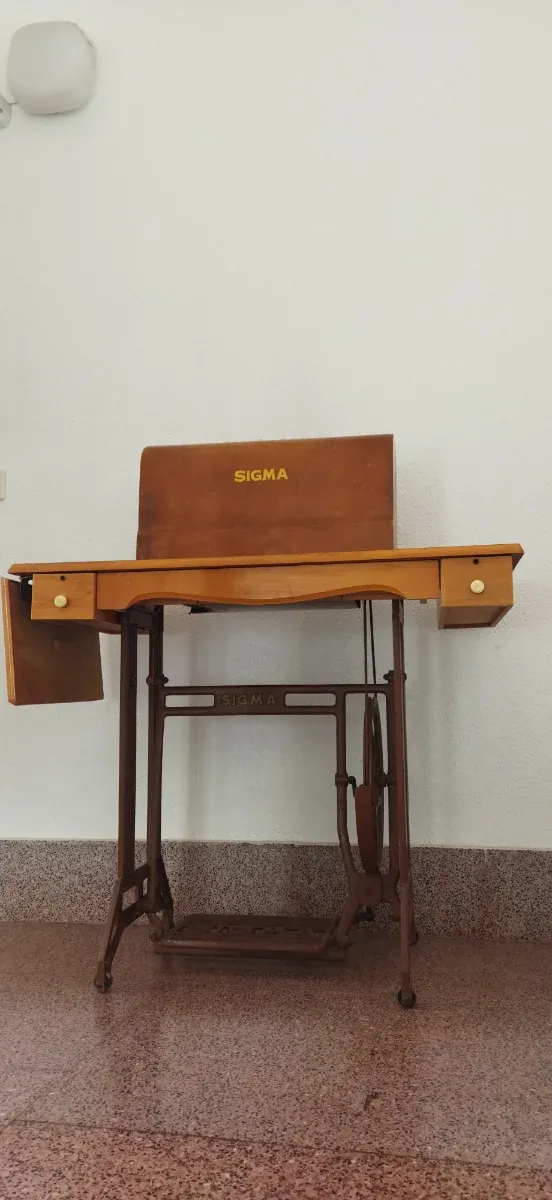 Máquina de coser antigua de mesa