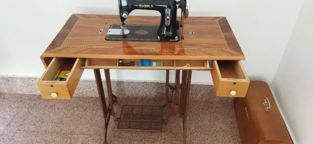 Máquina de coser antigua de mesa