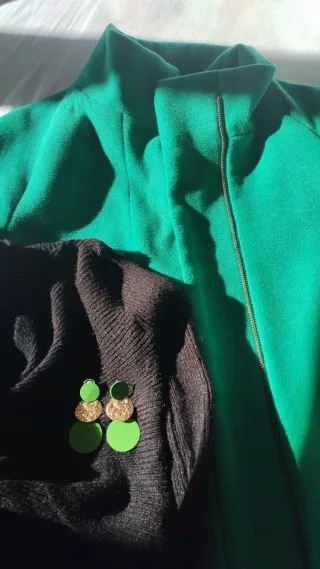 Abrigo verde y negro