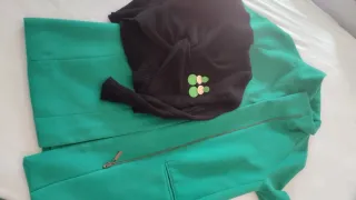 Abrigo verde y negro