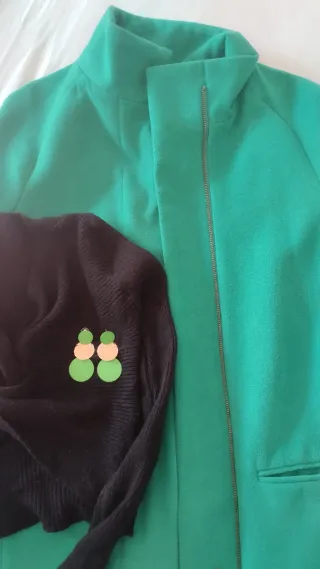 Abrigo verde y negro