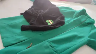 Abrigo verde y negro