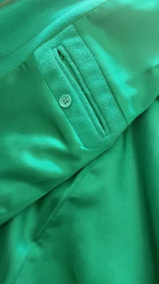 Abrigo verde y negro