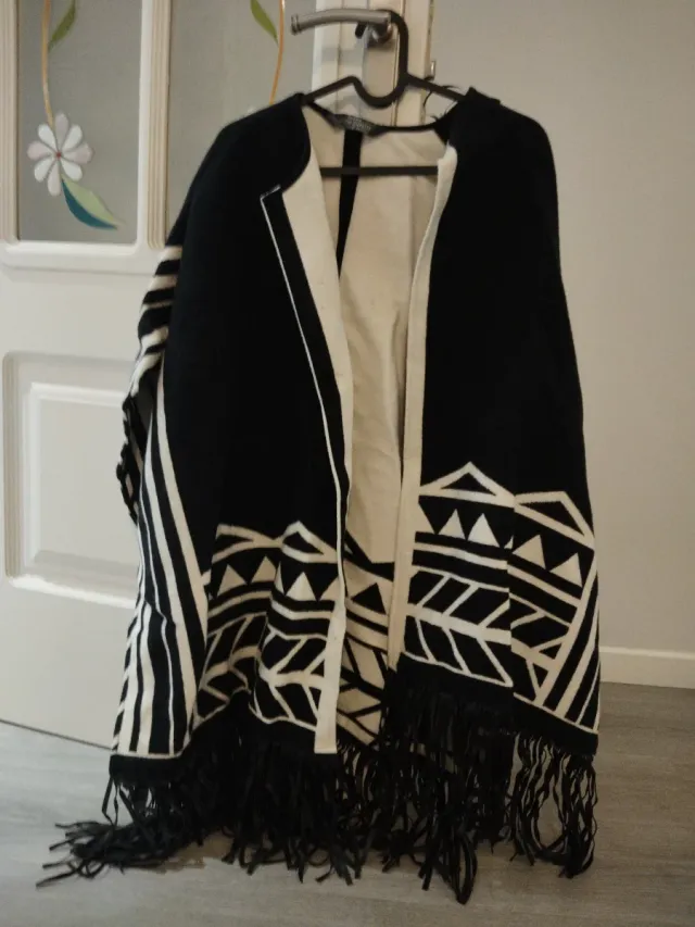 Poncho Bershka Negro y Blanco