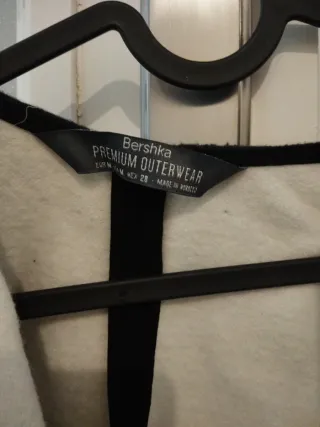 Poncho Bershka Negro y Blanco