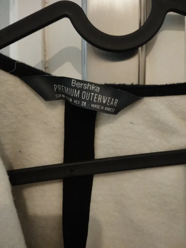 Poncho Bershka Negro y Blanco