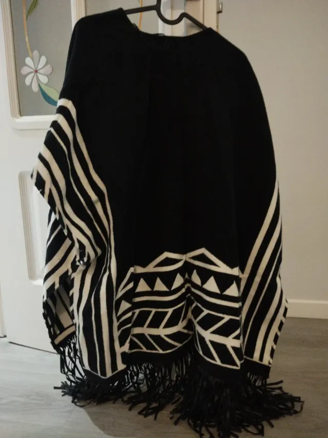 Poncho Bershka Negro y Blanco