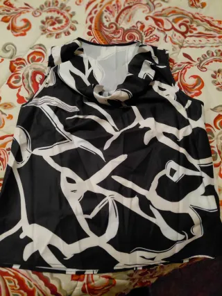 Camicetta smanicata con stampa astratta