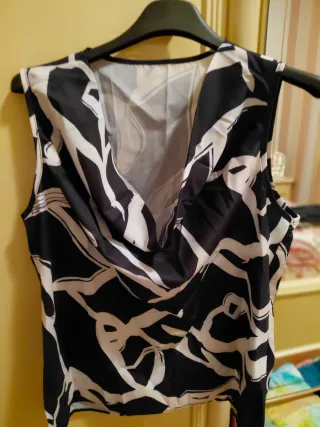 Camicetta smanicata con stampa astratta