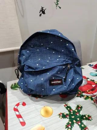 Mochila Eastpak azul con puntos blancos