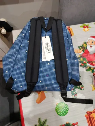 Mochila Eastpak azul con puntos blancos