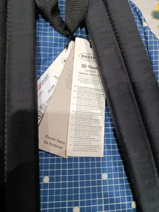 Mochila Eastpak azul con puntos blancos