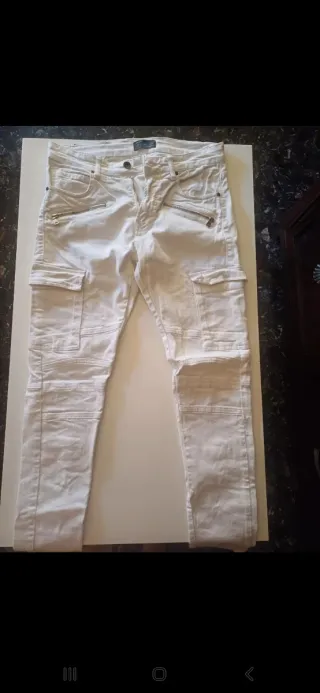 Pantalones cargo pitillo Zara blancos