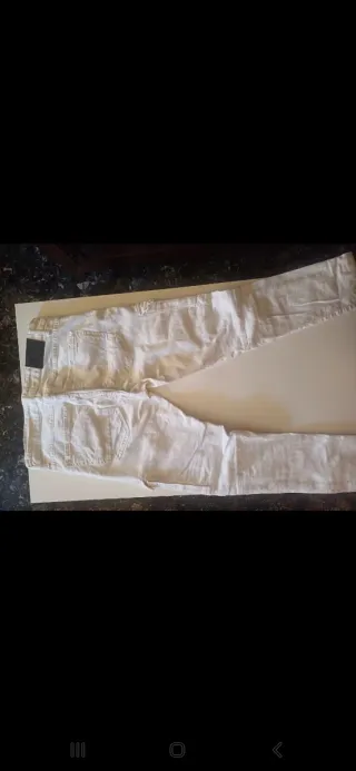 Pantalones cargo pitillo Zara blancos