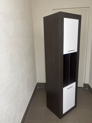 Armario estrecho madera y blanco