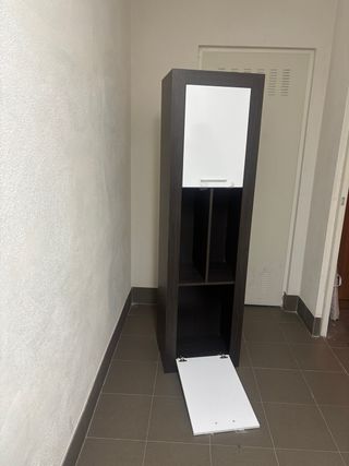 Armario estrecho madera y blanco