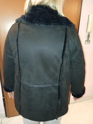 Giaccone nero con pelliccia interna