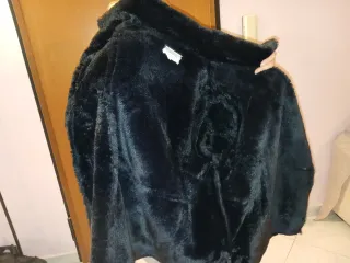 Giaccone nero con pelliccia interna