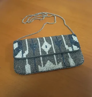 Bolso de fiesta con cadena plateada