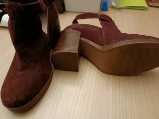 Botines burdeos con hebilla