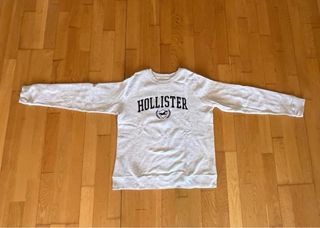 Sudadera gris está un poco manchada