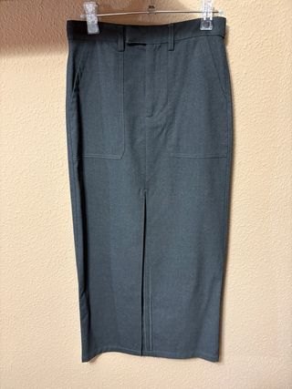 Falda de traje gris con abertura