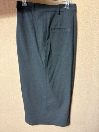 Falda de traje gris con abertura