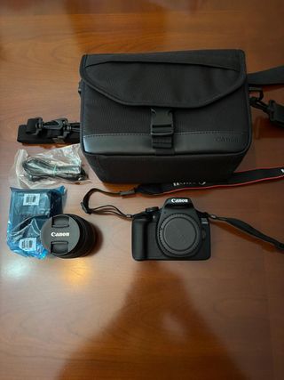 Fotocamera Canon EOS 2000D + Obiettivo EF-S 18-55mm